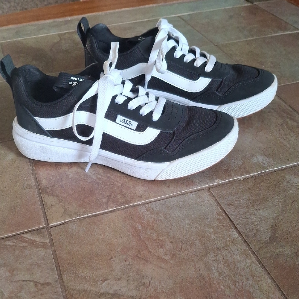 Vans Men's Black and White Low-Top Sneakers